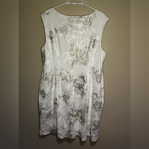 NWT cream dress with gold detail and pockets! - Picture 2 of 3
